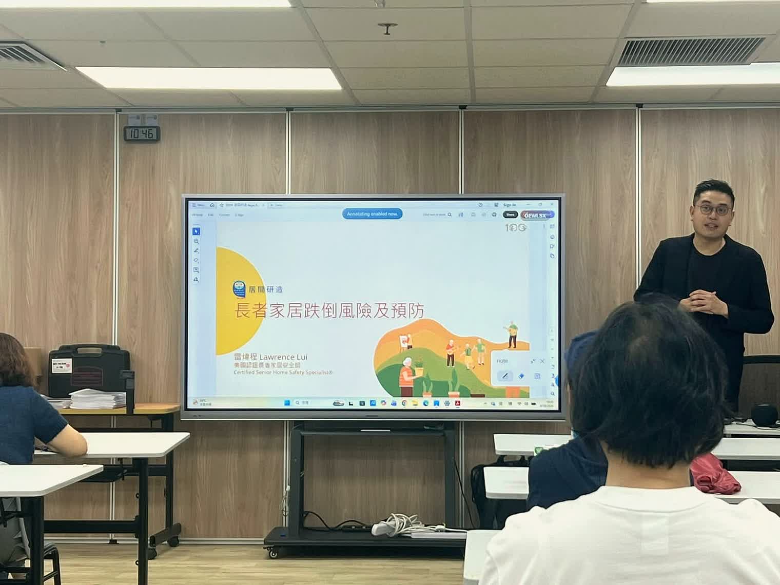 東涌長者家居安全培訓現場，講者以投影講解長者家居跌倒風險及預防